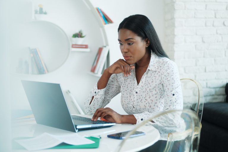 Femme faisant du télétravail.