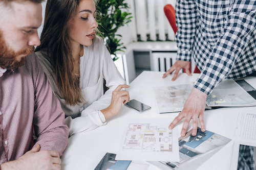 Un couple qui achète une maison préfabriquée et valide des plans. 