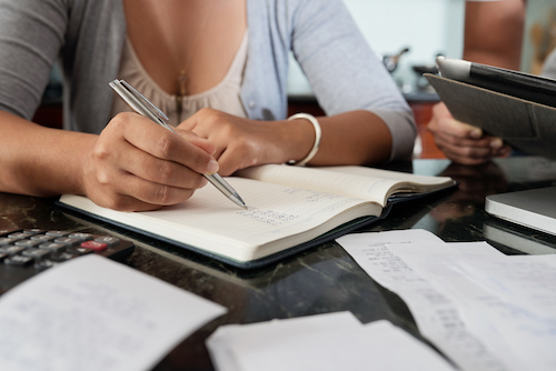 Photo d'une femme qui fait de la comptabilité.