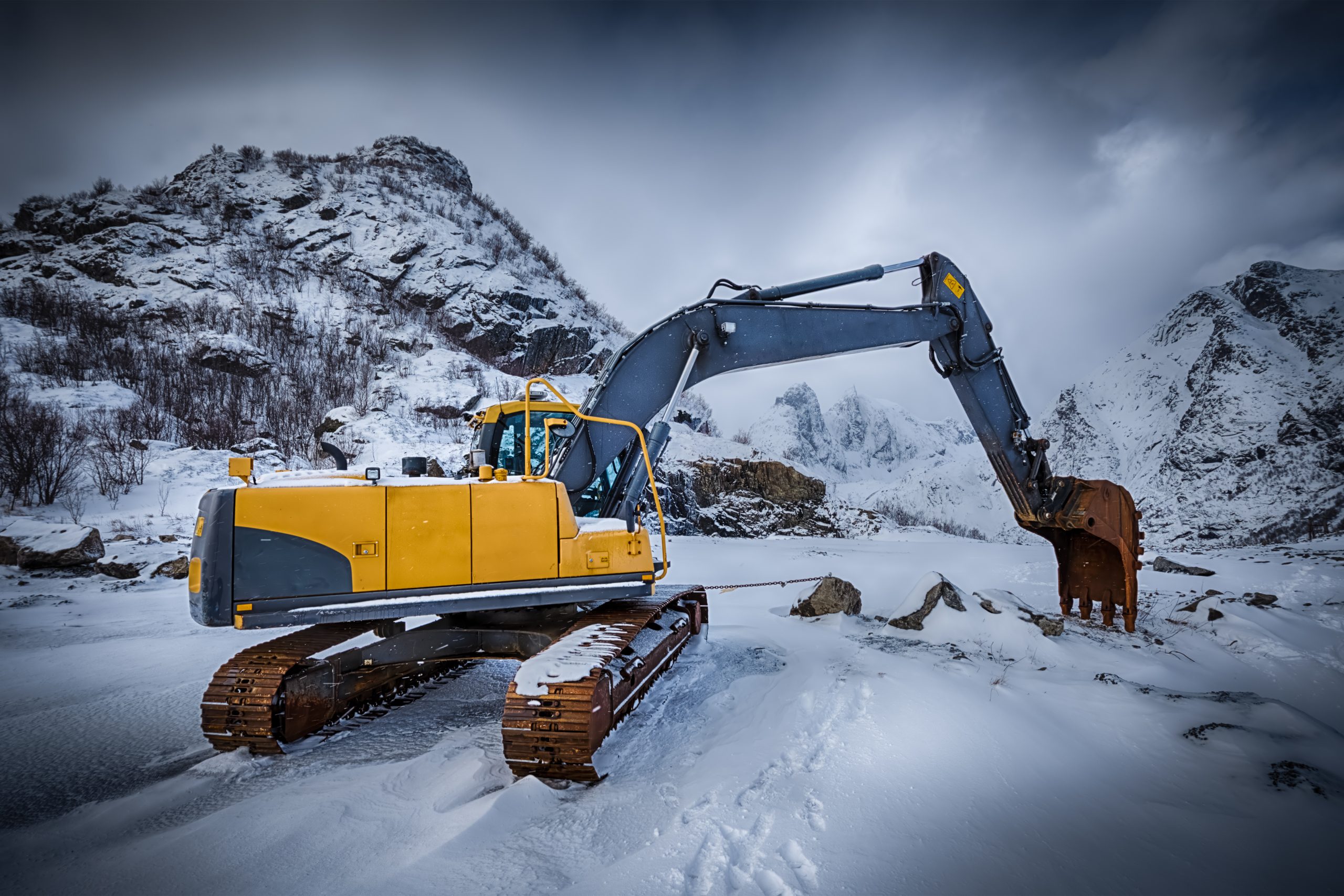 Pépine en train de creuser le terrain pour la fondation d'une maison en période hivernale