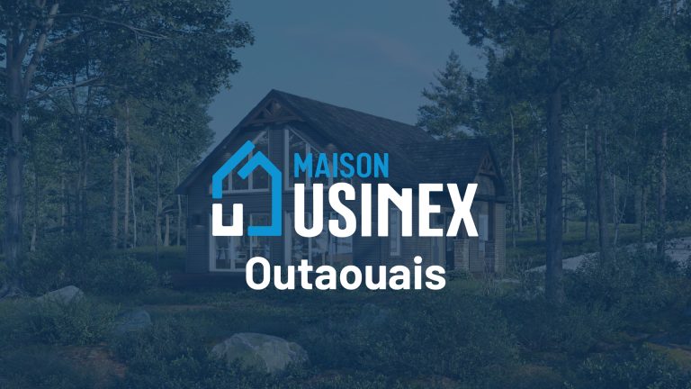 logo maison usinex outaouais sur fond bleu transparent avec modèle de maison préfabriquée à l'arrière-plan